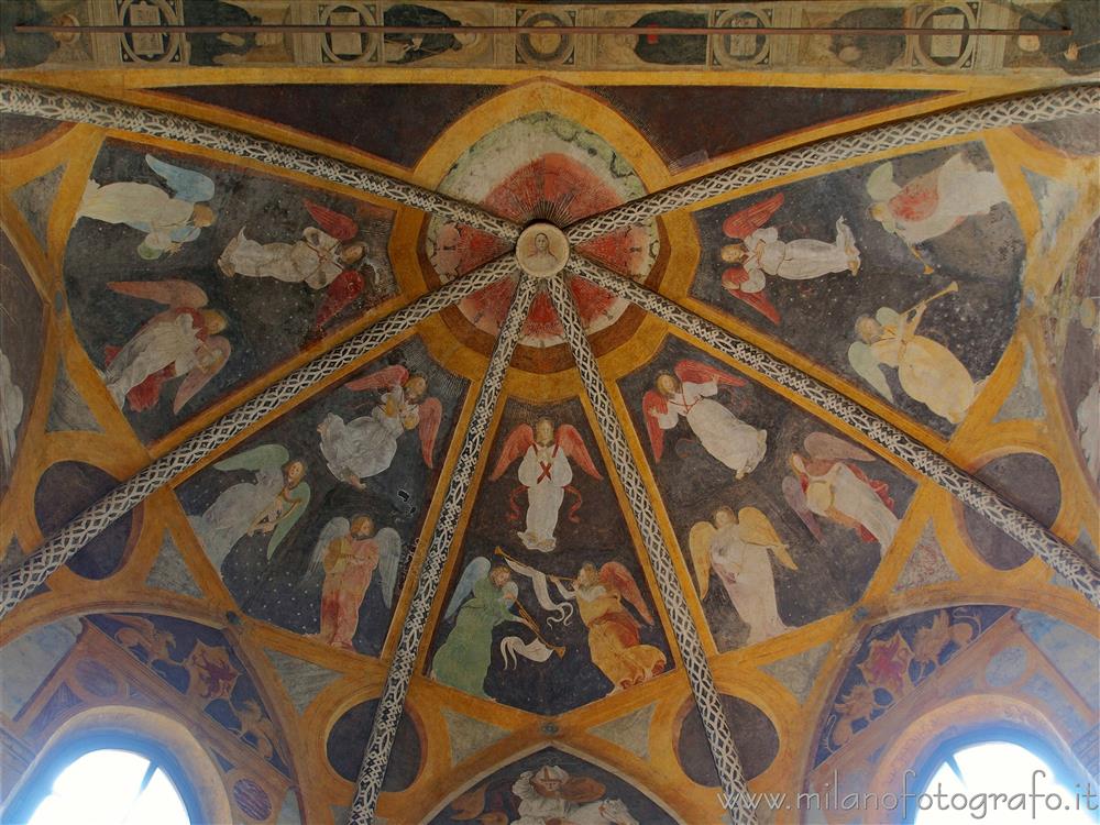 Milano - Affreschi sul soffitto della volta della Cappella di Sant'Ambrogio della Chiesa di San Pietro in Gessate